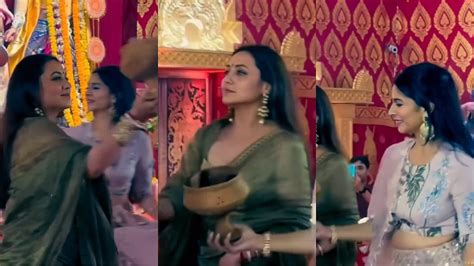 WATCH: Rani Mukerji, Tanishaa Perform Dhunuchi Naach During Durga Puja ...