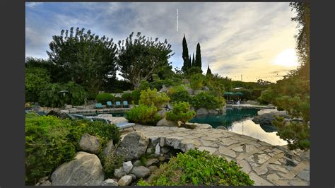 Poolside at Playboy Mansion West : r/secretsofplayboy