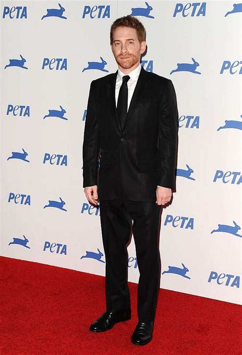 Short actors: 30 famous celebrities who are well under 6 feet - Legit.ng