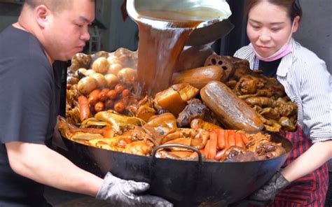 武汉夫妻一天卖600斤的卤菜，巨型大锅码菜就要2小时，一大盘180元，靠味道30多年生意没愁过-肉肉大搜索-肉肉大搜索-哔哩哔哩视频