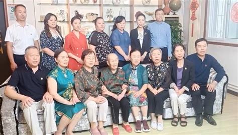 农村80岁老人照顾100岁妈妈，他说在母亲面前自己永远是孩子