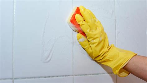 3 trucs per netejar les juntes de les rajoles del bany i la cuina