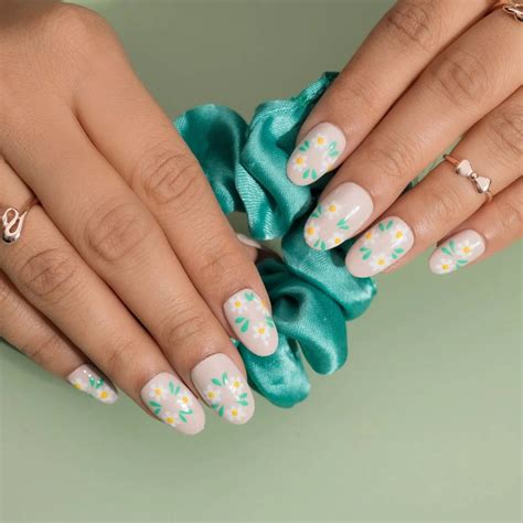 Daisies in a Garden Glossy Stick on Nails Set – Nailknack