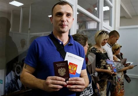 乌克兰南部城市换领俄护照，适龄男性都上了前线，老人称怀念苏联|托波尔|乌克兰|俄罗斯_新浪新闻