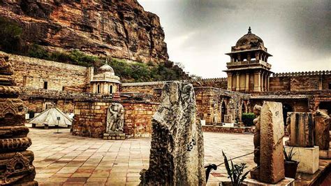 Top 7 Beautiful Forts of India - Travel Blog - Expedia