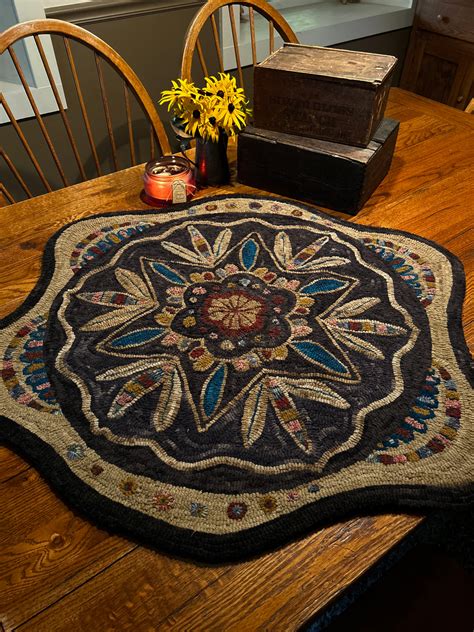 Rug Hooking Patterns 的图像结果