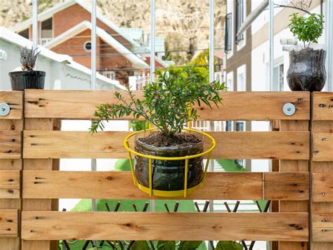 18 Pallet Fence Ideas That Cost Next to Nothing to Build