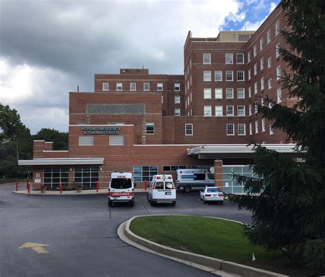 Briefs: Hospitals in Hinsdale, La Grange lauded for patient care