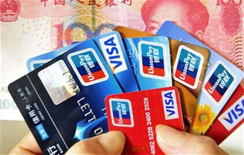 拿着银行卡与信用卡的手PNG图片素材下载_金融PNG_熊猫办公