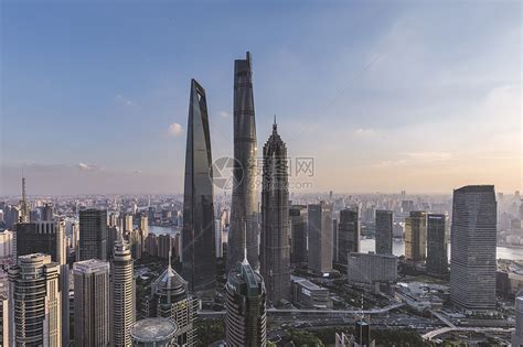 城市里的摩天大楼图片-透过摩天大楼的天空素材-高清图片-摄影照片-寻图免费打包下载