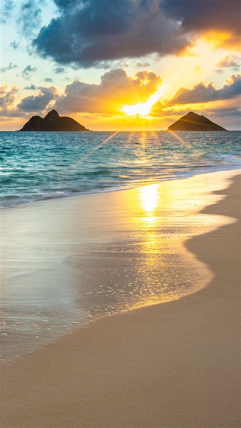 Beautiful sunrise at Lanikai Beach in Kailua, Oahu, Hawaii, USA ...