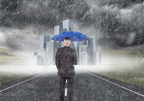 小区鸟屎雨淋头居民只能打伞最新素材