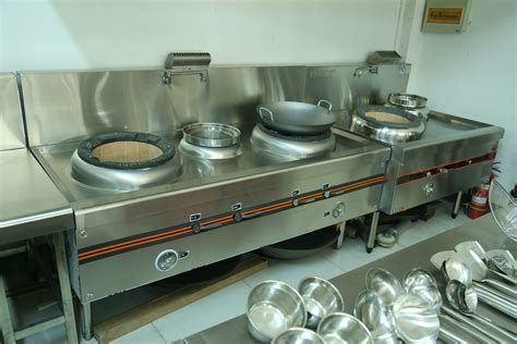 厨房设备表面的材质主要以不锈钢耐火板为主流