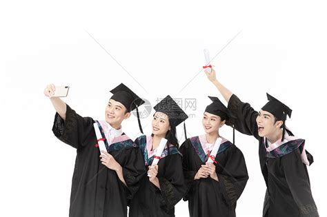 大学毕业生用手机自拍毕业照高清图片下载-正版图片501602192-摄图网