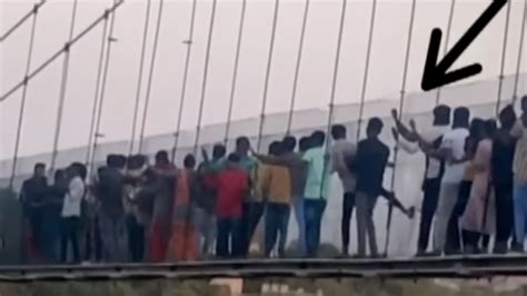 印度吊桥瞬间断裂：500人坠河超100人遇难 有人爬桥梁残骸求生_凤凰网