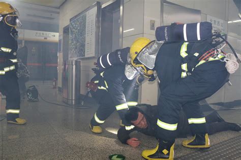 西站地铁突冒烟乘客“晕倒” 消防一分钟赶到救援|消防|救援|西站_新浪新闻