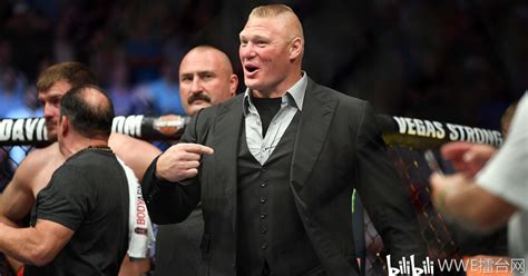 布洛克莱斯纳WWE合约其实早就到期！UFC冠军向其挑衅！ - 哔哩哔哩