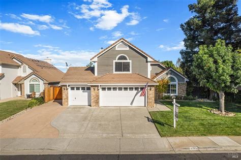 697 Forest Ridge Cir, Vacaville, CA 95687 - MLS 323913638 - Coldwell Banker