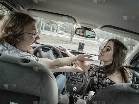 女子和男友吵架烧车泄愤最新素材