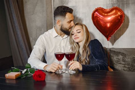 35 Fun And Romantic Valentine's Day Date Ideas - Loverz Theatre