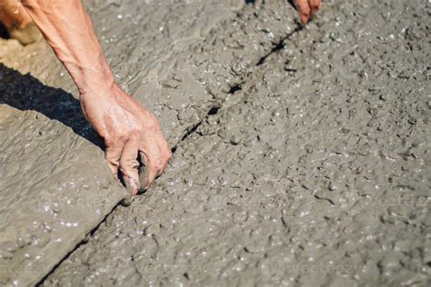 Concrete Leveler Usinga Trowel 的图像结果