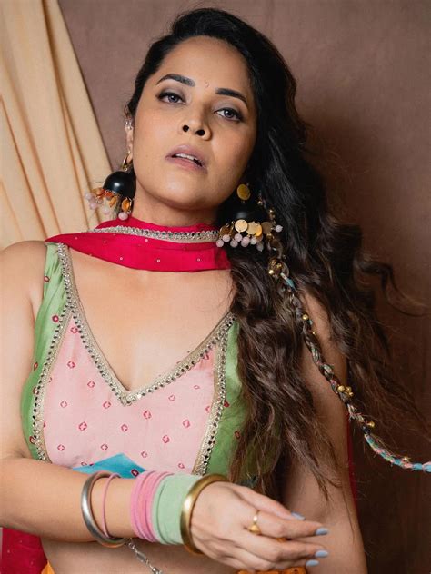 Anasuya Bharadwaj : ఆహా.. లెహంగా డ్రెస్ లో అందాలతో అలరిస్తున్న అనసూయ ...