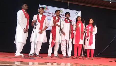 A group singing enthralled students | Entertainment - Times of India Videos