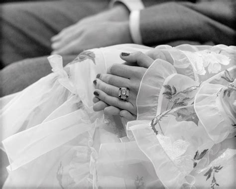 Stylistka Laura Sophie Cox wzięła ślub w oryginalnej sukni projektu Erdema