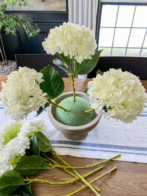 Make your own wedding flower centerpieces | Beachweddingtips.com