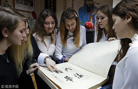 去年12月中旬，俄罗斯莫斯科当地一所中学，学生们在课堂学习中文（图片来自：视觉中国）