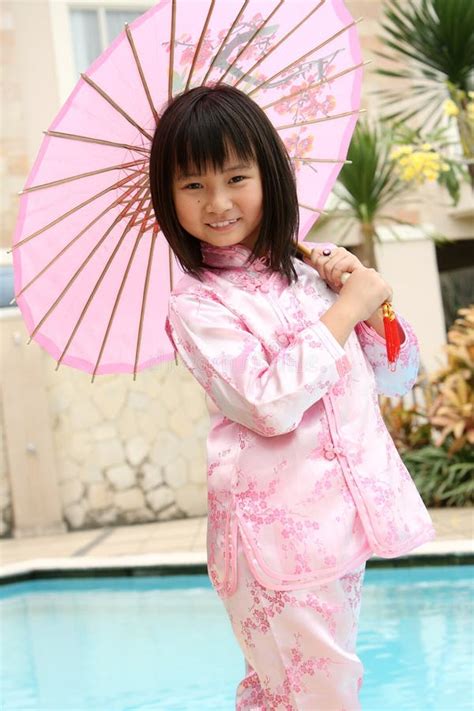 亚裔女孩 库存照片. 图片 包括有 晴朗, 愉快, 设计, 粉红色, 眼睛, 方式, 聚会所, 女孩, 少许 - 7002008