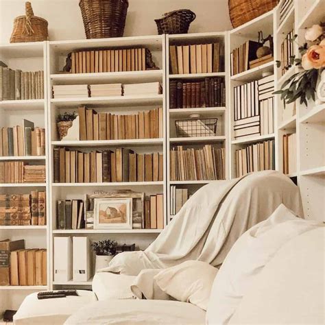 27 Bookshelf Organization Ideas with Appearance in Mind