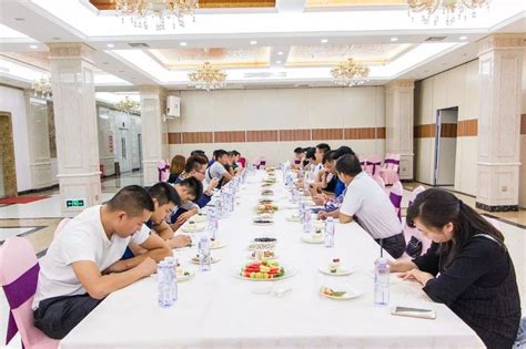 浦城县青年民营企业家座谈会在浦城昇辉海鲜大酒楼召开