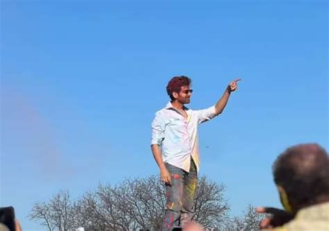 Kartik Aaryan played Holi with fans in America, shared the video and ...