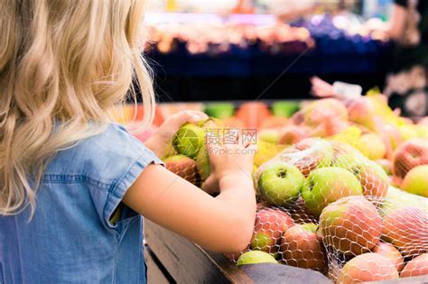 女孩子在超市挑选苹果的背影高清图片下载-正版图片503499957-摄图网