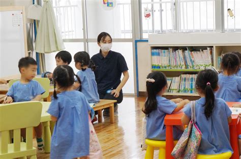 敬愛幼稚園のブログ: （ひよこ組）図書室で絵本を