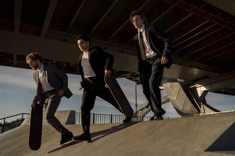 People Walking in Suits 的图像结果