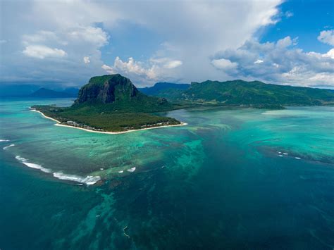 Destination of the day: A waterfall underwater at Mauritius [OC ...