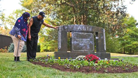 Muhammad Ali memorial honors champ at Cave Hill Cemetery