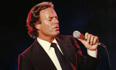 Julio Iglesias fotos (14 fotos) - LETRAS.COM