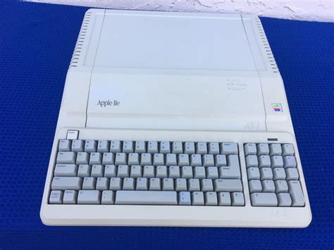 Vintage 128K Apple IIE Platinum Computer All Keys Tested Working System ...