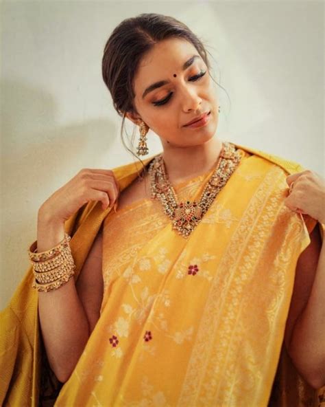 12 Banarasi Silk Saree Colour Combinations & Colour Trends for Wedding