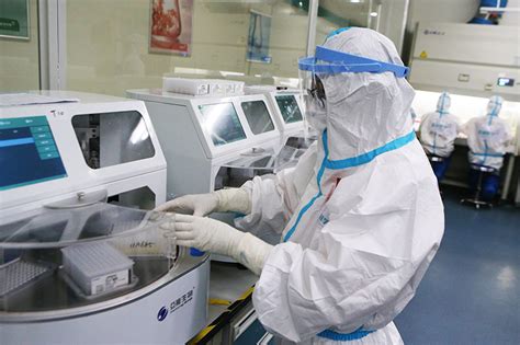 郑州：走进日检200多万人份的核酸检测实验室_图片新闻_中国政府网