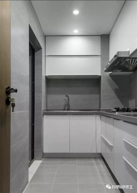 厨房地面铺设灰色哑光砖，墙面铺设大理石纹瓷砖，搭配上灰白色的橱柜，让做饭的空间显得干净而优雅。-家居美图_装一网装修效果图