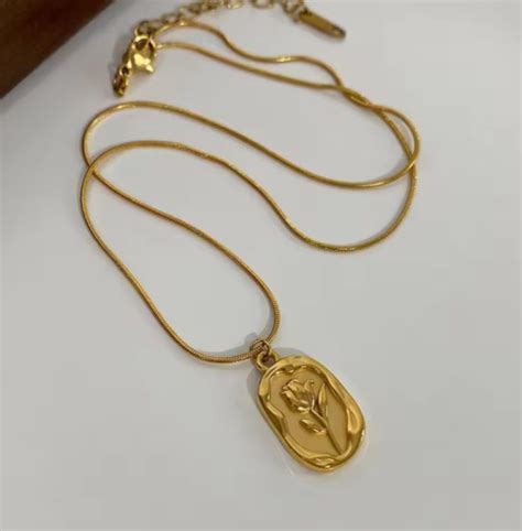 Gold Floral Pendant Necklace – Elegant and Vintage-Inspired Design ...