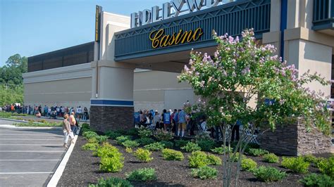Hollywood Casino York celebrates grand opening with long lines