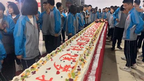 河南高三学生买蛋糕庆祝，被老师砸坏-直播吧