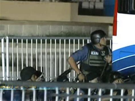 菲警方已包围被劫持大巴准备发起解救人质行动-搜狐新闻