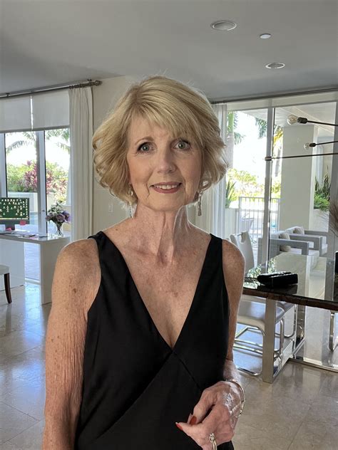 Going Gray Gracefully, Aging Gracefully, Mature Fashion, Fashion For ...