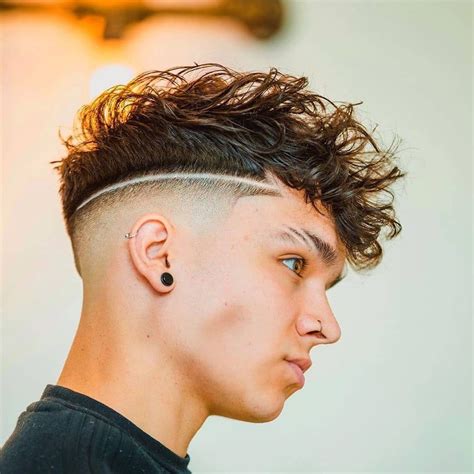 Curly Undercut with a Disconnected Fade + Line up | Capelli, Capelli ...